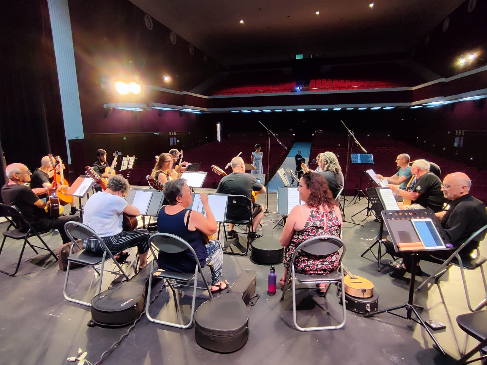 Ensayo de la orquesta sobre el escenario del teatro