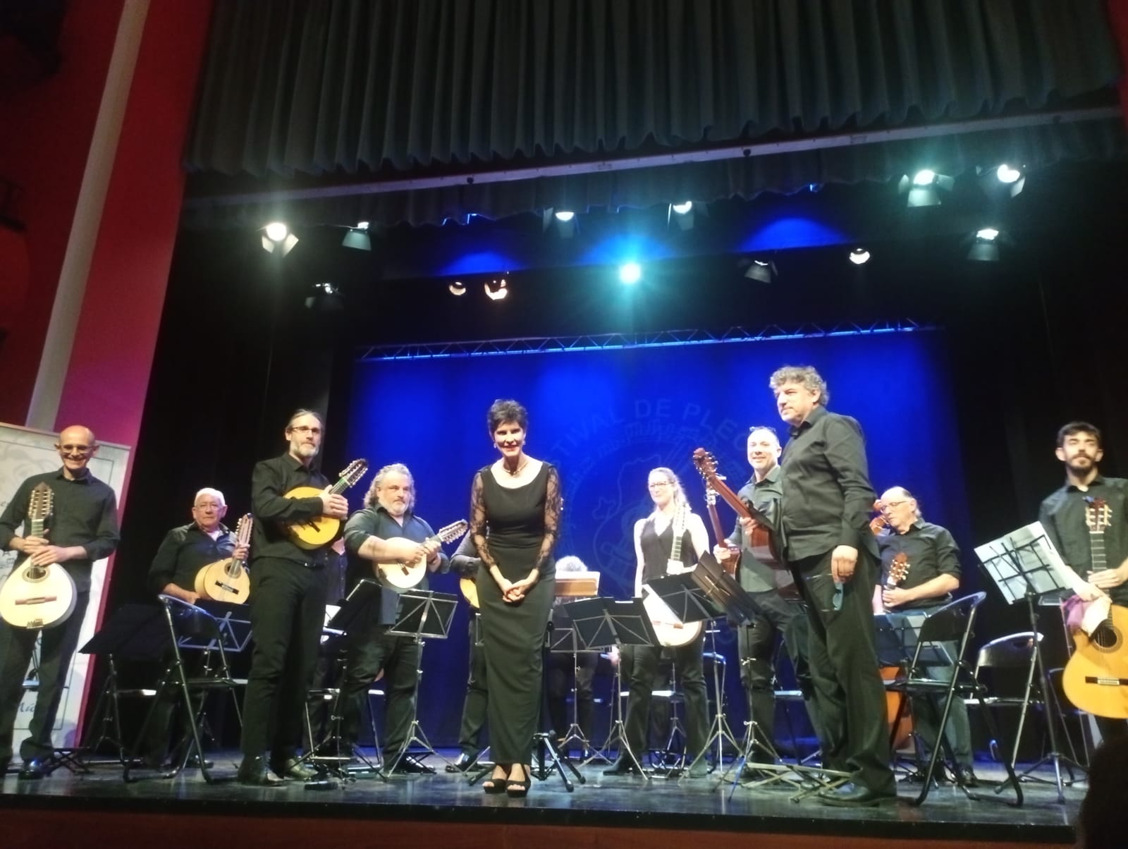 Orquesta posando en el escenario del Festival de Plectro